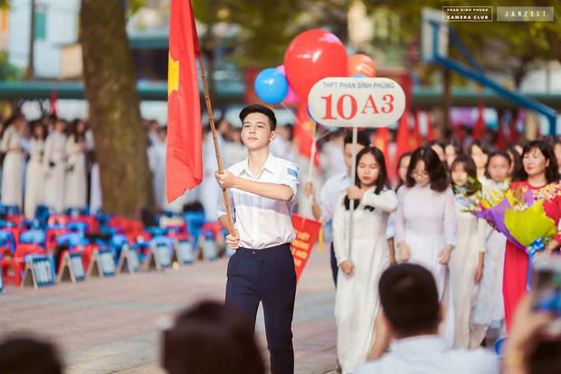 hot boy cầm cờ Phạm Hồng Đăng trong trang phục đồng phục học sinh