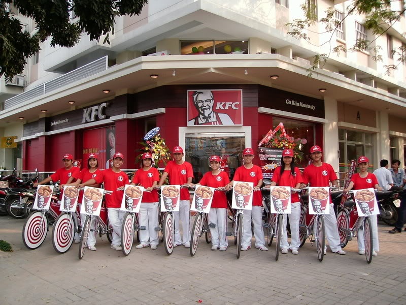 Màu sắc áo thun đồng phục của KFC là màu đỏ chủ đạo trên biểu tượng logo của hãng này