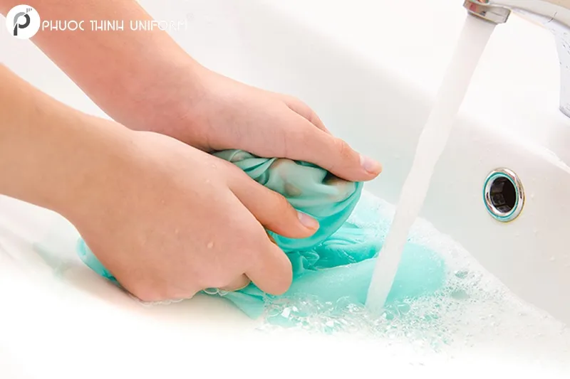 Nên sử dụng bột giặt nhẹ, kết hợp với lực giặt nhẹ để bảo vệ sản phẩm có hình in lụa