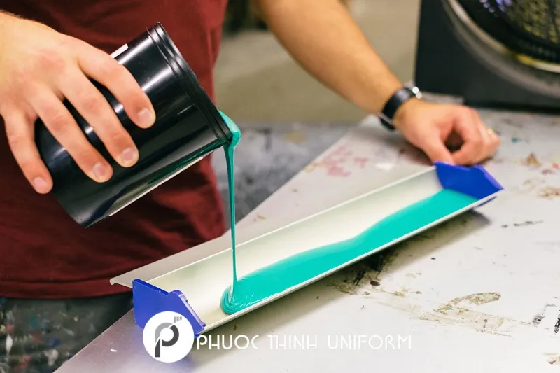 Pha keo theo tỷ lệ phù hợp để quá trình in được diễn ra thuận lợi hơn