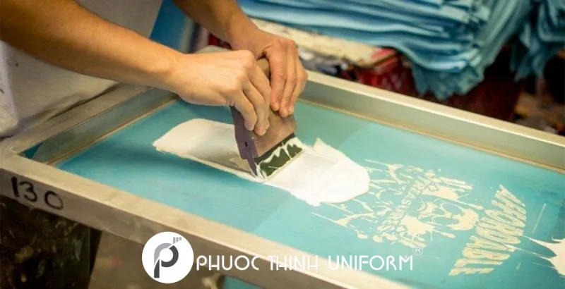 Sau khi hoàn tất pha màu, người thợ sẽ tiến hành in lên sản phẩm