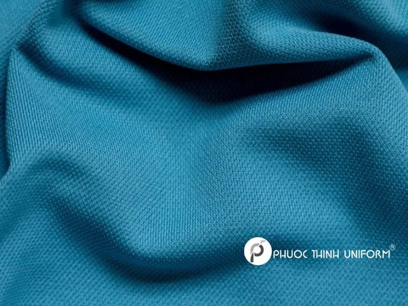 Vải polyester bền bỉ, chống nhăn, ít co rút, nhanh khô