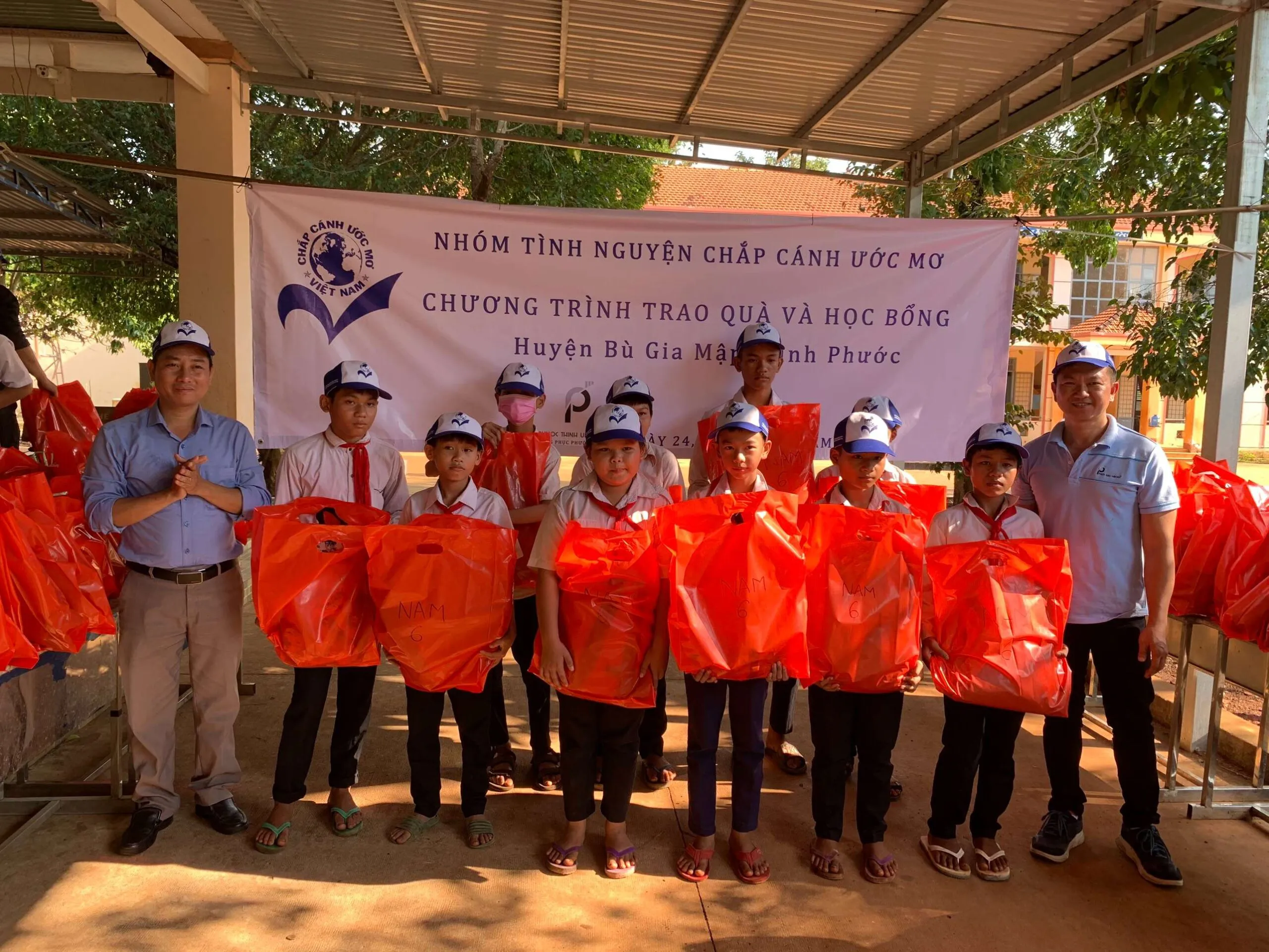 Cùng thầy Hiệu Trưởng trường THCS Phước Minh trao quà cho các em lớp 6.