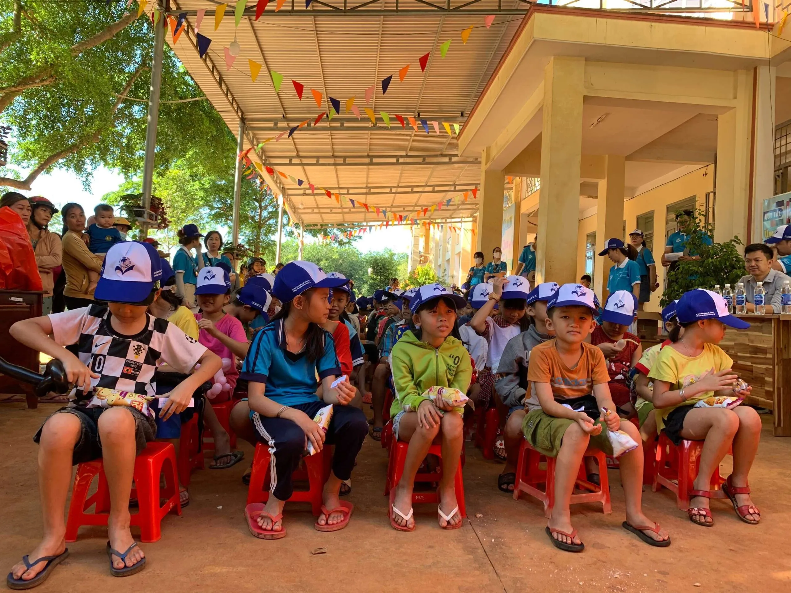 Các bạn nhỏ hồn nhiên chờ nhận quà.