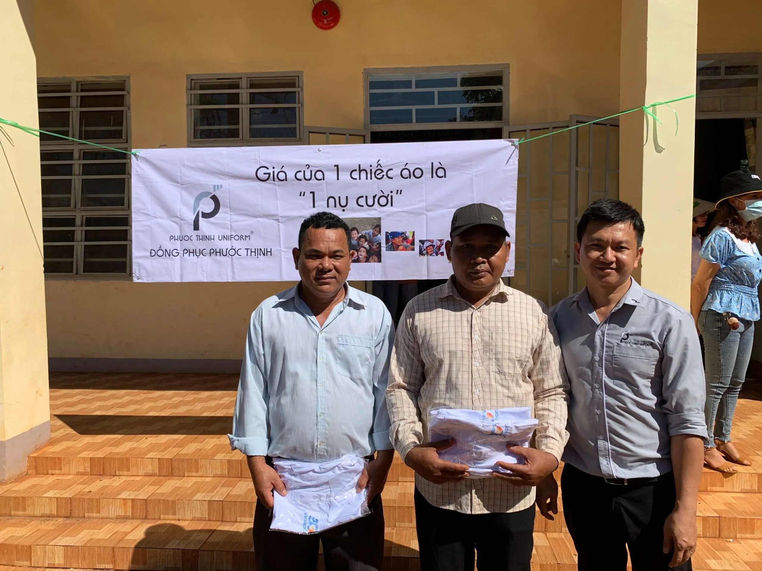 phần quà là những chiếc áo. Cho các bà con quanh khu vực