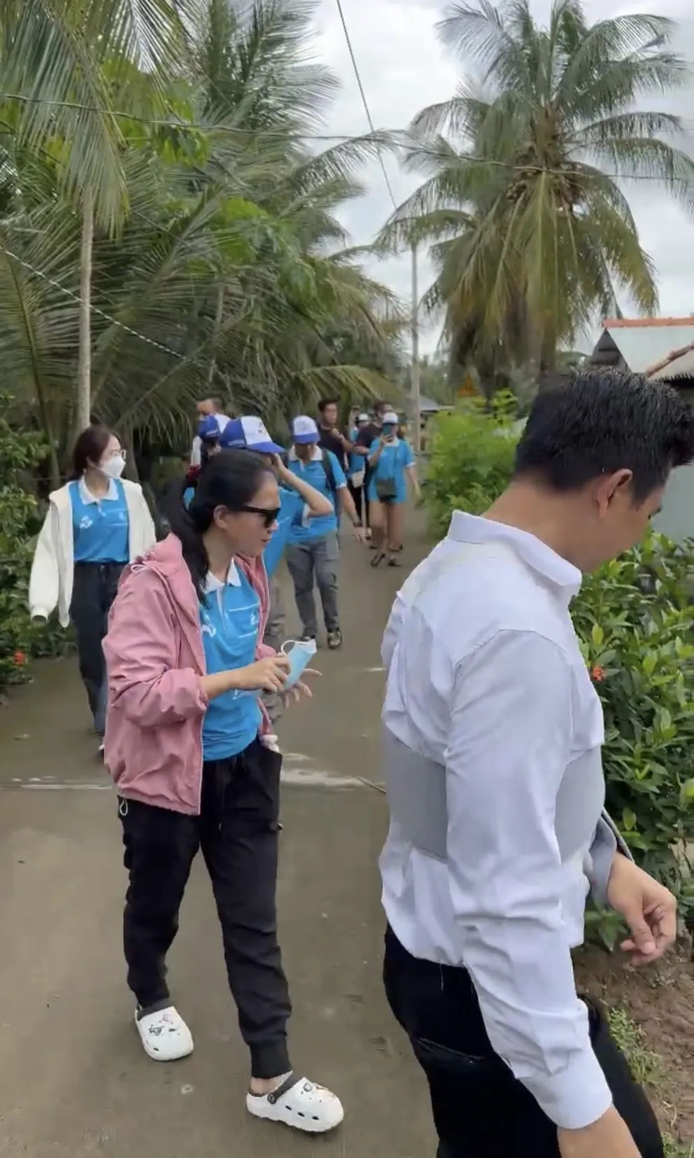 Ngoài phát quà cho học sinh. Nhóm Từ thiện "chấp cánh ước mơ" cũng phối hợp với Đồng Phục Phước Thịnh đến thăm những gia đ...