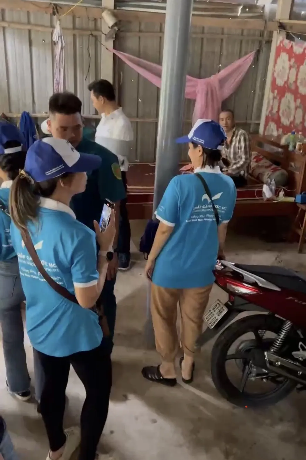 Gia đình một học sinh có hoàn cảnh khó khăn. Mẹ bị tai nạn mất không lâu. Ba bị ung thư xương phải cưa bỏ đi chân. Giờ gia...