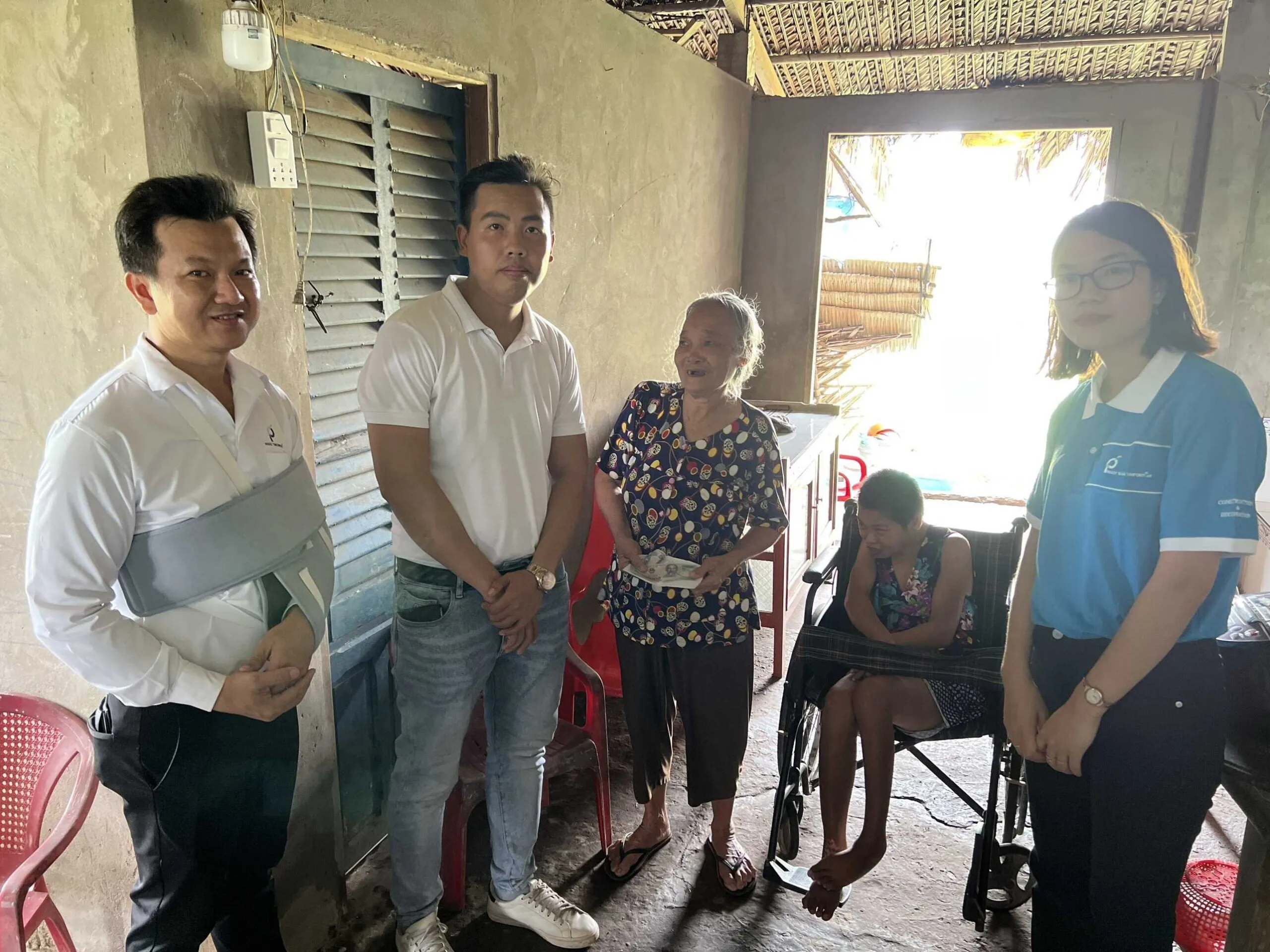 Thành viên nhóm "chấp cánh ước mơ" cầm lòng không đậu, cũng tự bỏ tiền túi ra hỗ trợ riêng.