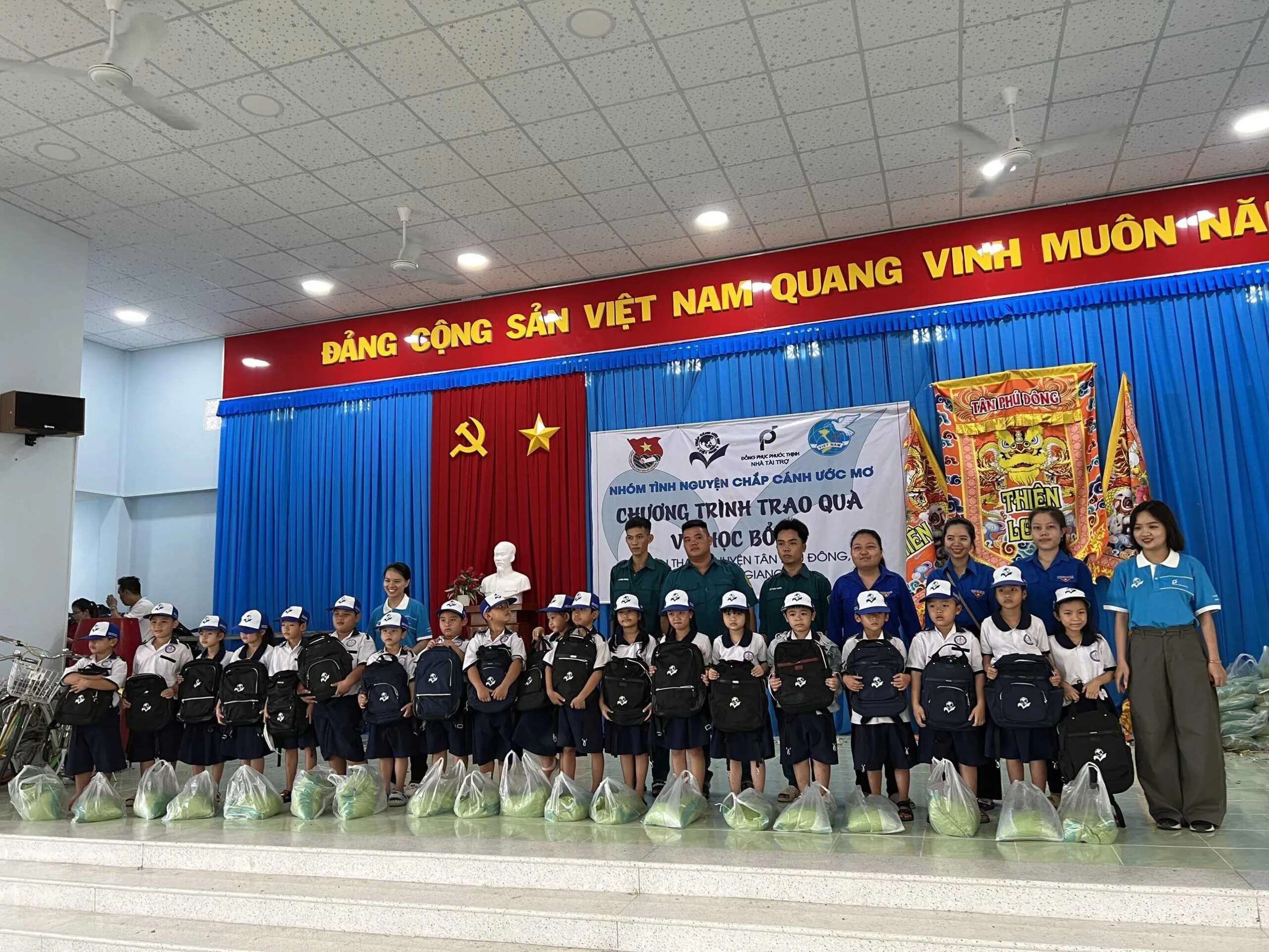 Các bé lên nhận quà.