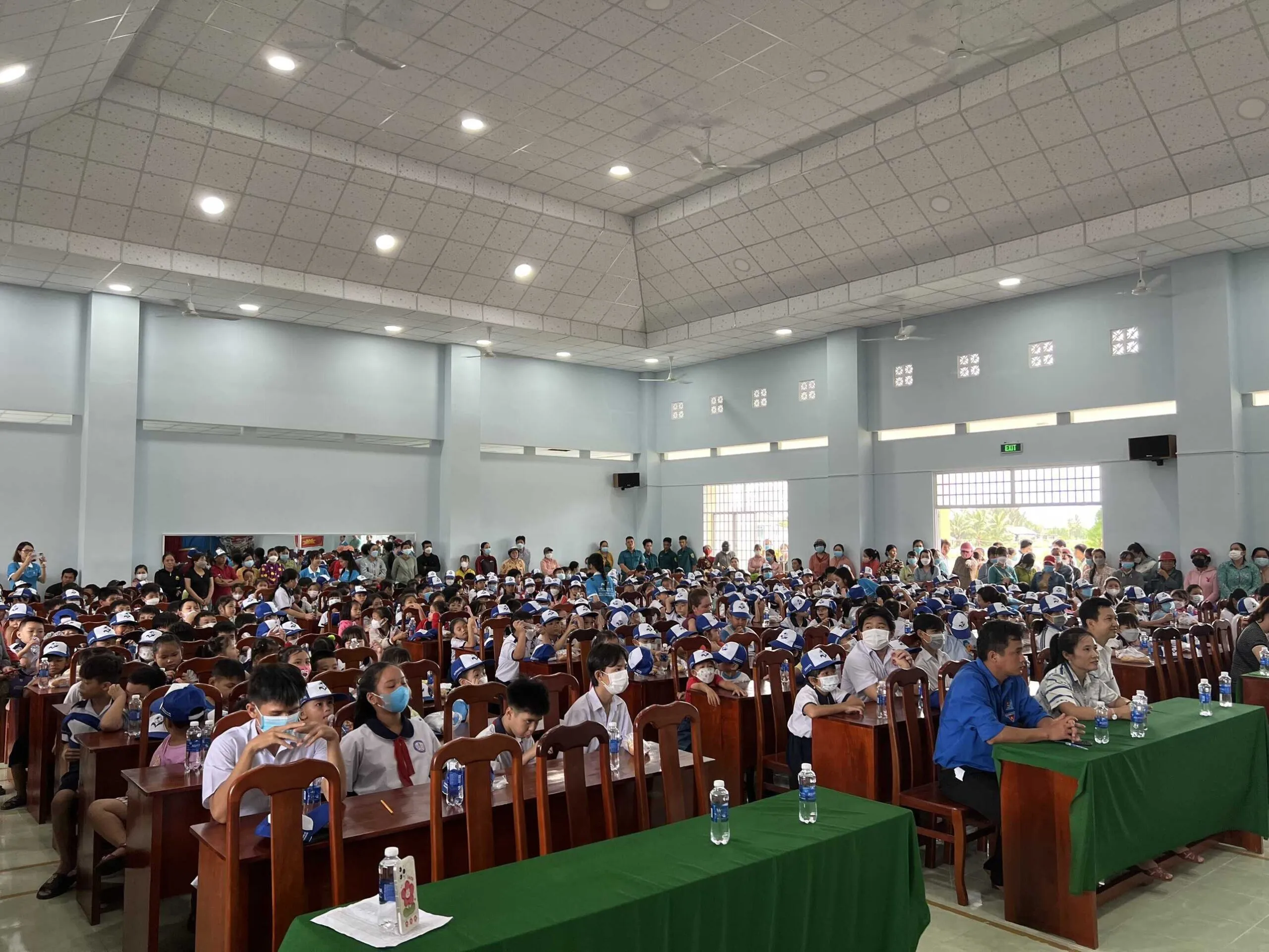 Toàn cảnh hội trường phát quà.