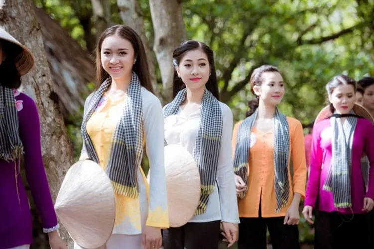 Đồng Phục Áo Bà Ba Thí sinh trong trang phục áo bà ba