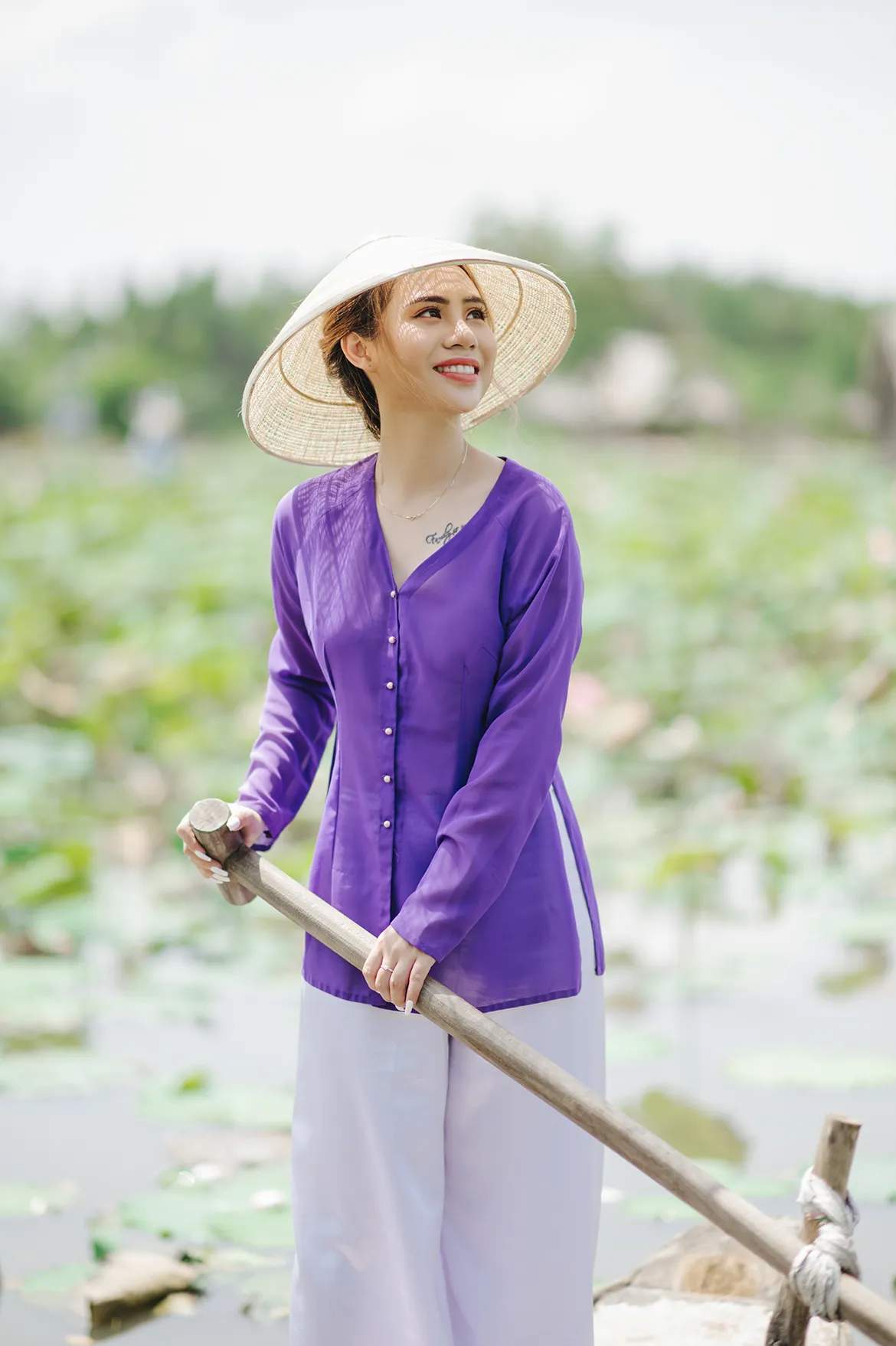 Đồng Phục Áo Bà Ba Áo bà ba bên ao sen