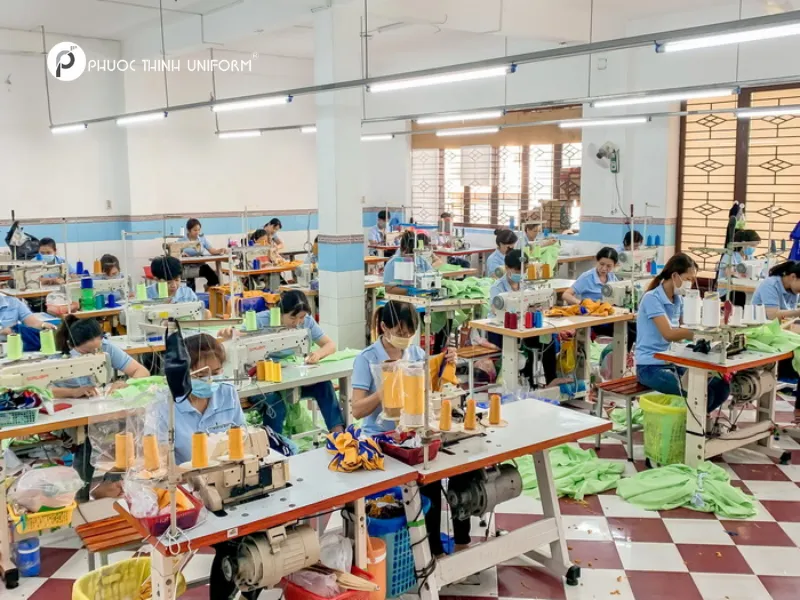 Xưởng sản xuất đồng phục Phước Thịnh đáp ứng mọi đơn hàng lớn nhỏ.