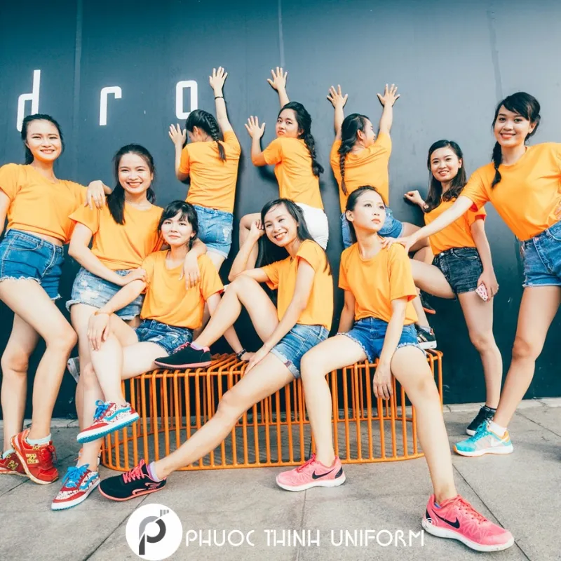 Mẫu áo thun đồng phục màu vàng rực rỡ