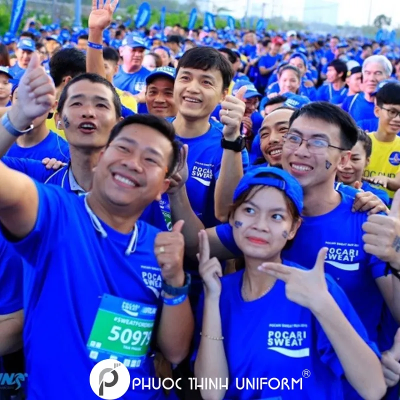 Áo thun cổ tròn là đồng phục teambuilding phổ biến hiện nay