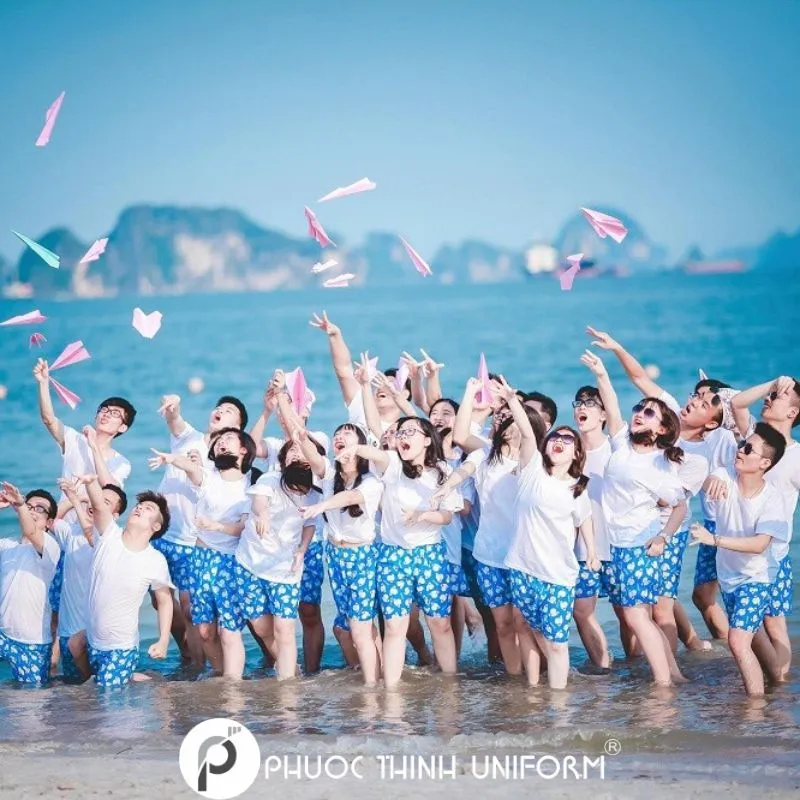 Áo trắng kết hợp với quần đùi là trang phục đi biển phổ biến hiện nay