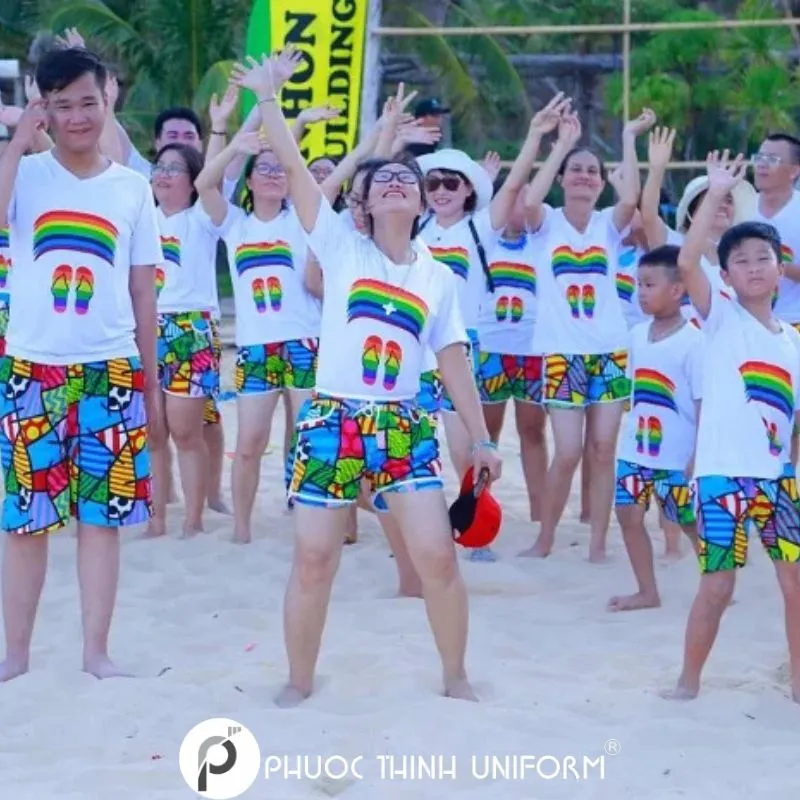 Áo nhóm đi du lịch biển nên được thiết kế thoải mái, phù hợp với các hoạt động ngoài trời