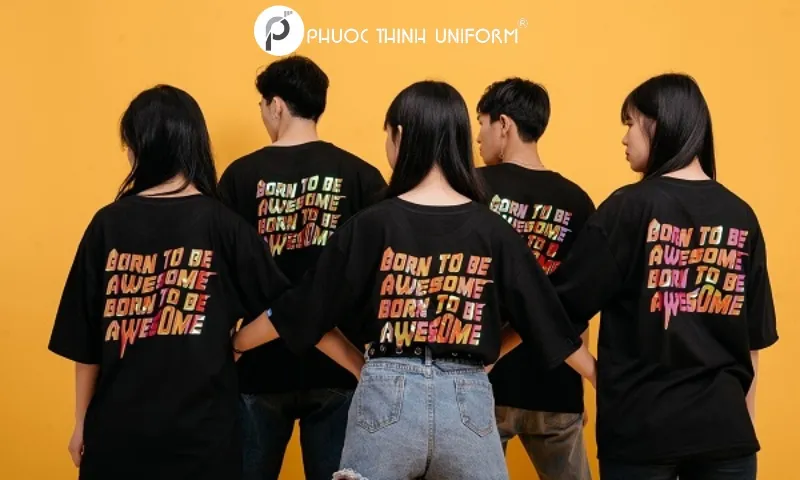 Áo thun đồng phục làm tăng độ nhận diện của nhóm bạn tại nơi đông người