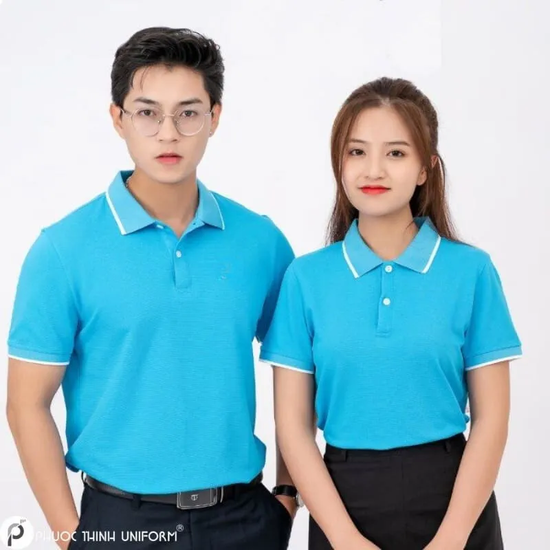 Mẫu áo thun đồng phục có màu xanh nổi bật cùng sọc trắng ngay cổ tạo điểm nhấn