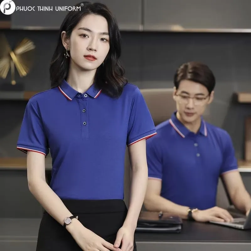 Mẫu áo thun đồng phục có cổ màu tím có sọc ở tay áo và cổ áo tạo điểm nhấn