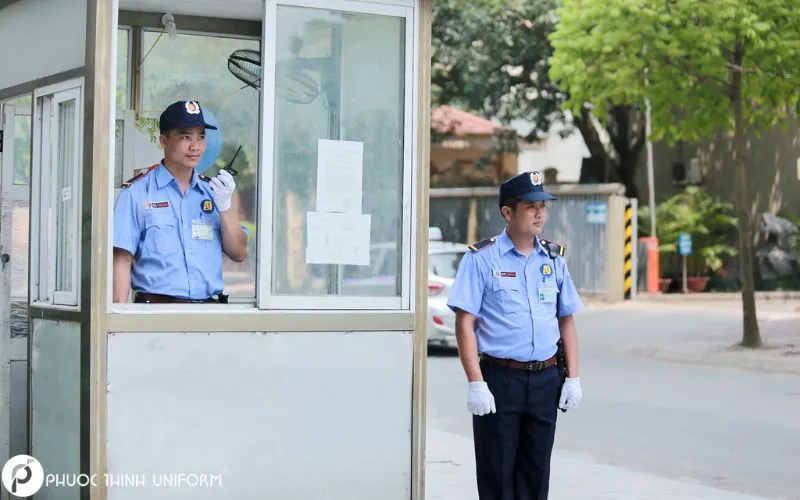 Hình ảnh nhân viên bảo vệ chỉn chu trong bộ đồng phục giúp quảng bá thương hiệu hiệu quả
