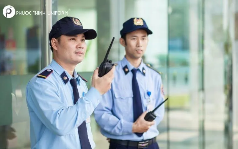 Trong các sự kiện quan trọng, nhân viên bảo vệ sẽ thắt thêm cà vạt và trang bị bộ đàm để liên lạc