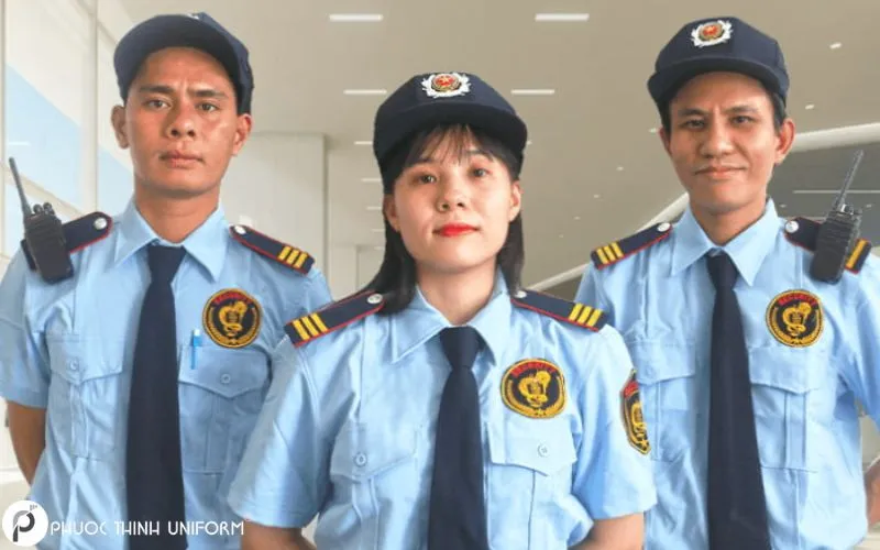 Thông tư 08/2016 quy định áo có màu xanh nhạt với logo bên trái và hai túi có nắp gài