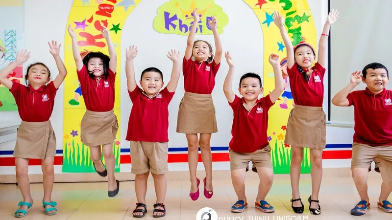 Các bộ đồng phục có chất liệu vải an toàn, không gây kích ứng da trẻ.