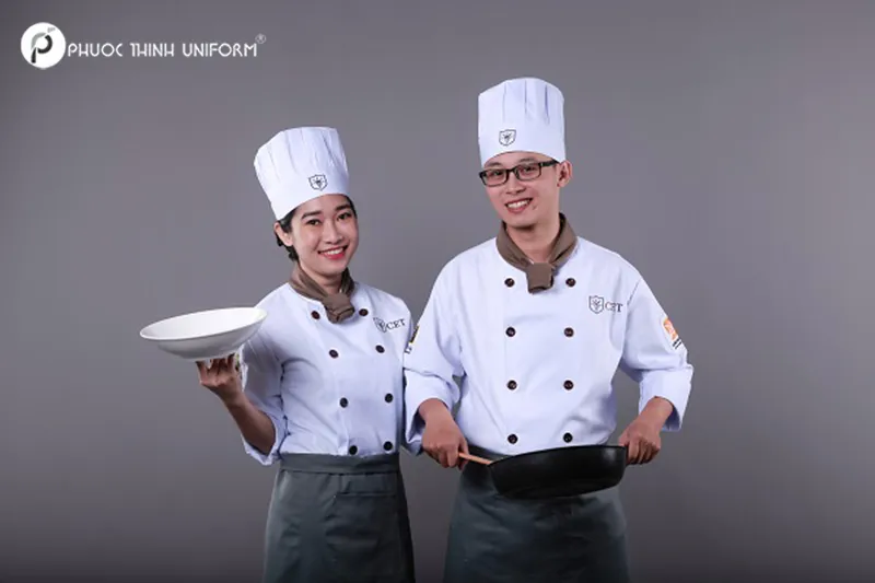 Mẫu đồng phục bếp thiết kế đơn giản với tông màu trắng chủ đạo 