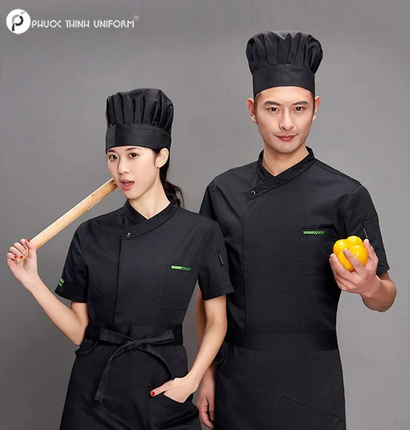 Mẫu đồng phục bếp với tông màu đen chủ đạo, phần cổ áo có gài khuy đảm bảo vệ sinh cho người dùng