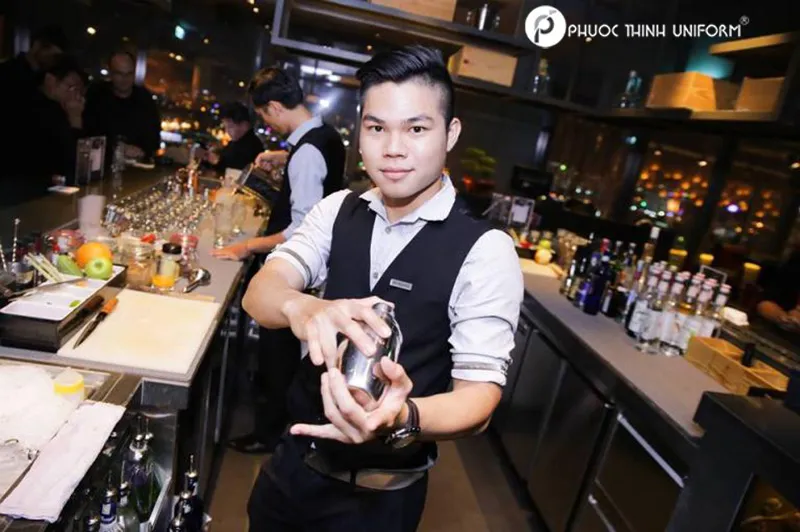 Mẫu đồng phục pha chế phong cách phương Tây với áo sơ mi trắng và gile đen