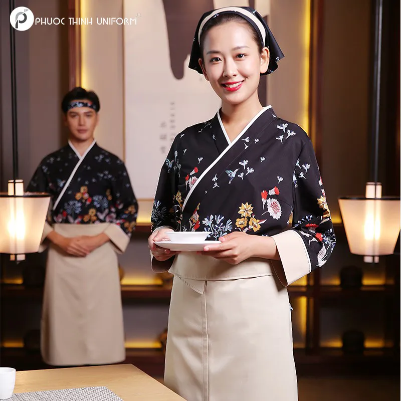 Mẫu kimono cách tân được ưa chuộng hơn vì thiết kế thoải mái, giúp nhân viên dễ dàng di chuyển trong quá trình làm việc