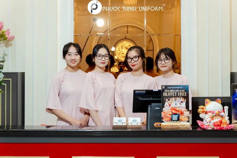 Áo dài là một mẫu đồng phục không thể thiếu đối với các nhà hàng mang phong cách Việt Nam