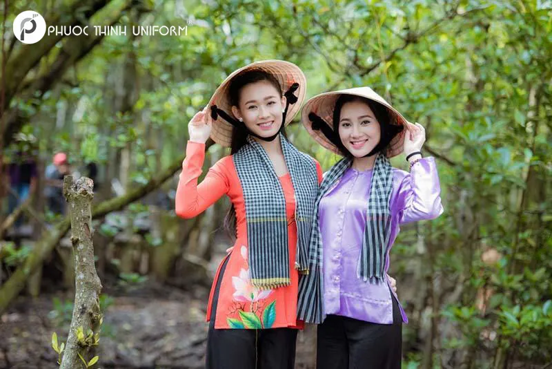 Ngoài Áo Dài, mẫu đồng phục áo bà ba cũng được sử dụng nhiều trong nhà hàng phục vụ các món ăn Nam Bộ