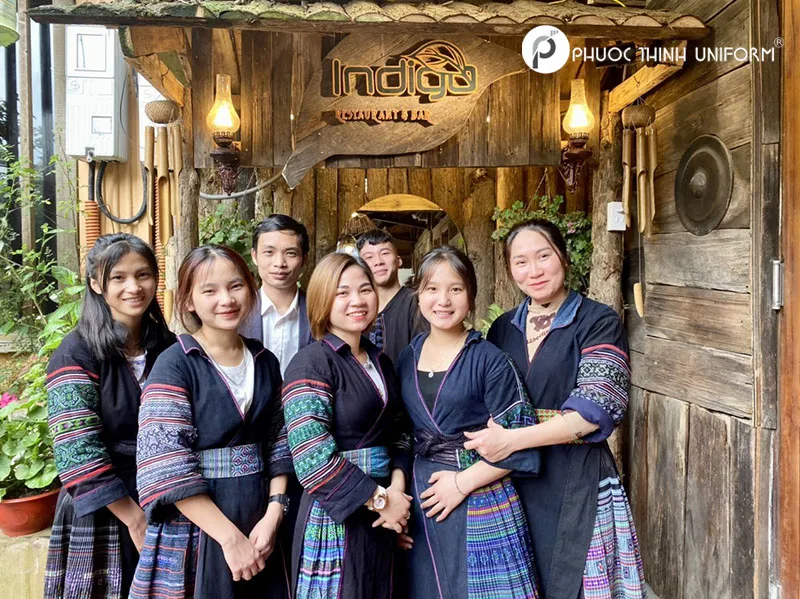 Trang phục dân tộc thiểu số cũng được lựa chọn làm đồng phục cho các nhà hàng Việt Nam 