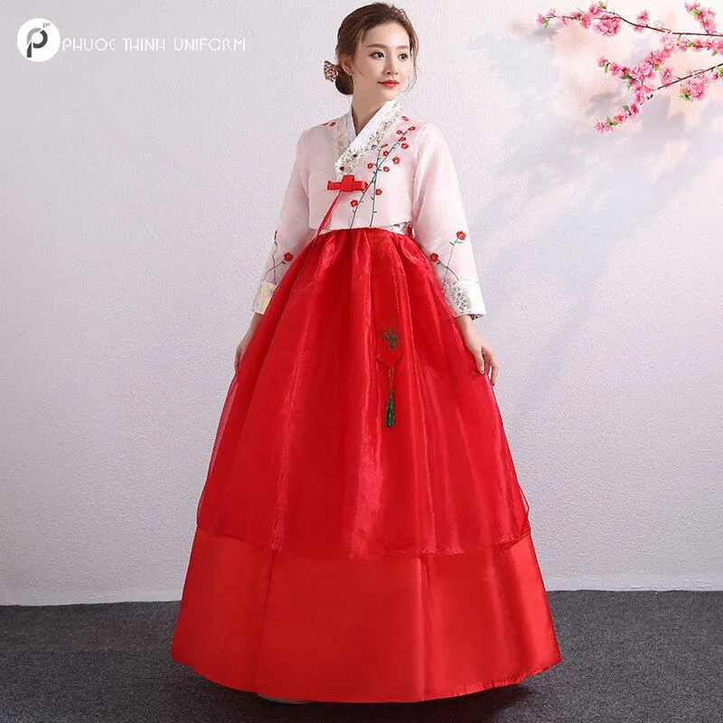 Hanbok truyền thống thường được sử dụng làm đồng phục cho lễ tân nhà hàng phong cách Hàn Quốc