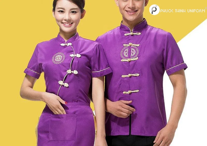 Áo sườn xám dáng ôm, dài vừa phải, có họa tiết hoa văn đặc trưng là mẫu đồng phục xuất hiện nhiều ở các nhà hàng Trung Hoa 
