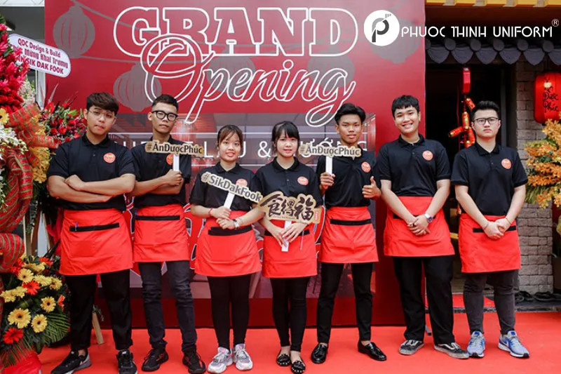 Màu sắc và thiết kế đồng phục nên đồng nhất với concept của thương hiệu