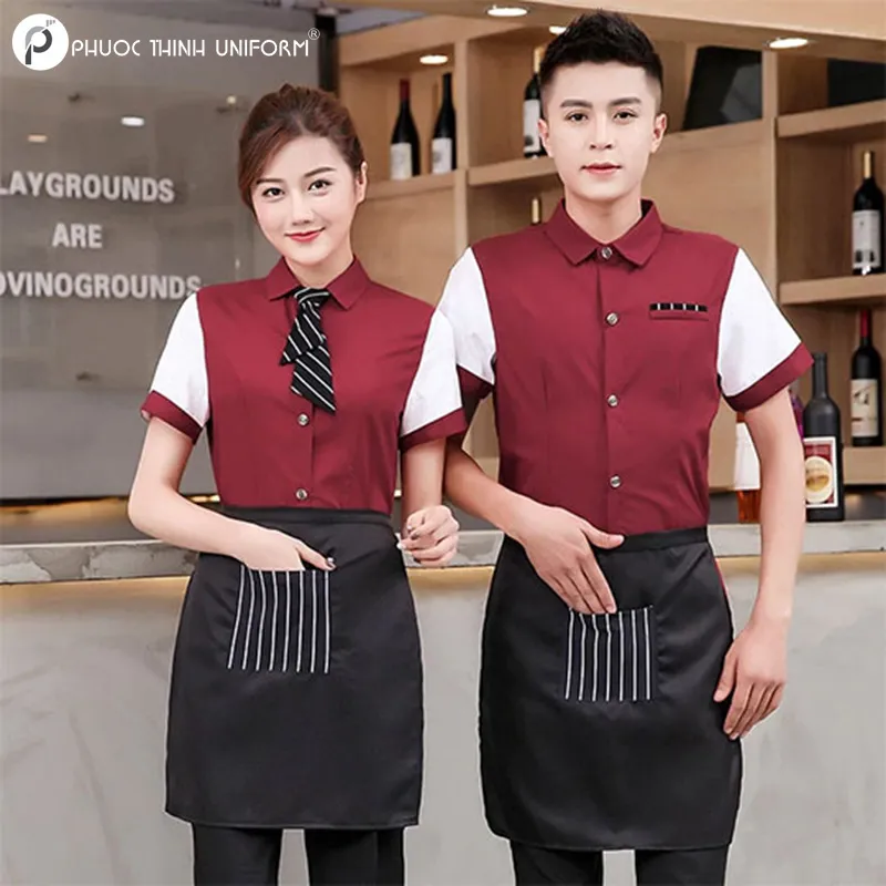 Đồng phục phục vụ có gam màu nổi bật kết hợp với tạp dề ngắn dễ thu hút sự chú ý của khách hàng
