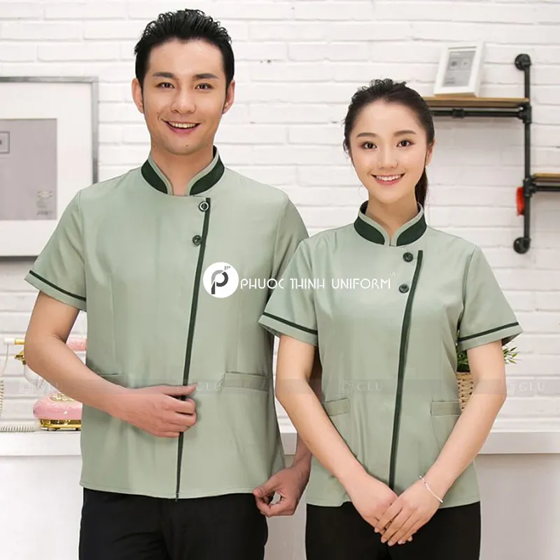 Mẫu đồng phục nhân viên phục vụ có thiết kế vạt chéo mang đến sự đơn giản và thoải mái cho người mặc