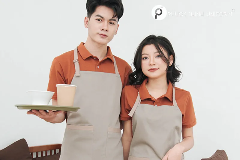 Đồng phục nhân viên phục vụ nhà hàng với áo polo cổ bẻ và tạp dề dài trẻ trung, năng động