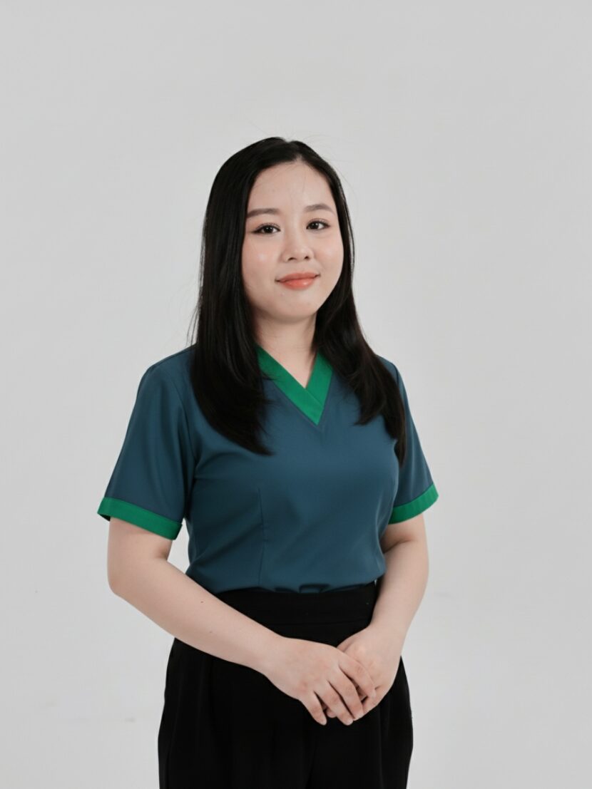 Đồng phục nhân viên spa màu xanh dương phối viền cổ xanh lá - 05