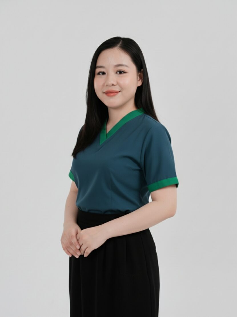 Đồng phục nhân viên spa màu xanh dương phối viền cổ xanh lá - 05