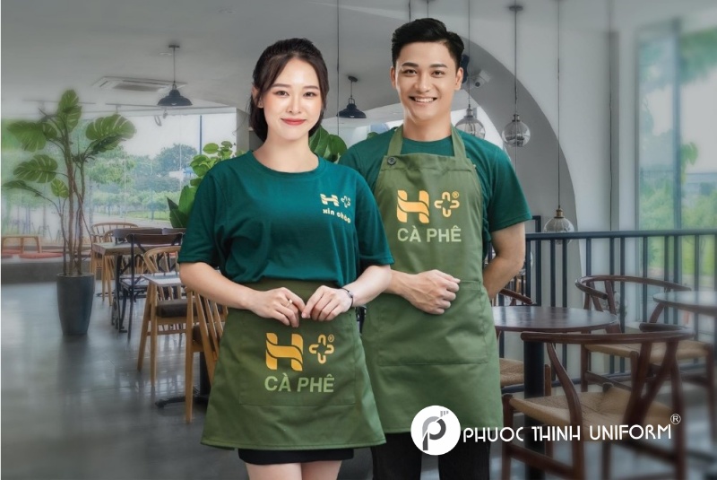 Tạp dề tạo sự đồng bộ về phong cách, góp phần xây dựng thương hiệu riêng cho quán cafe.