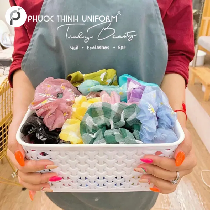 Tạp dề nail - 62 Mẫu tạp dề nail dây chéo màu xám, làm từ vải kaki bền bỉ, ít phai màu và nhăn nhúm khi hoạt động.