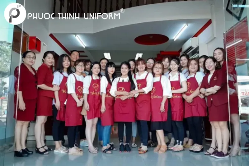 Tạp dề nail - 62 Tạp dề nail màu đỏ thanh lịch và sang trọng