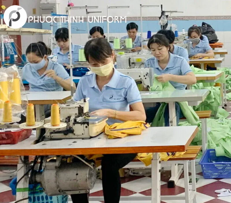 Tạp dề nail - 62 Tinh thần làm việc hăng say của nhân viên tại xưởng may Phước Thịnh