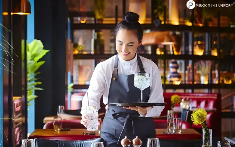 Tạp dề dáng dài được lựa chọn sử dụng tại quán bar