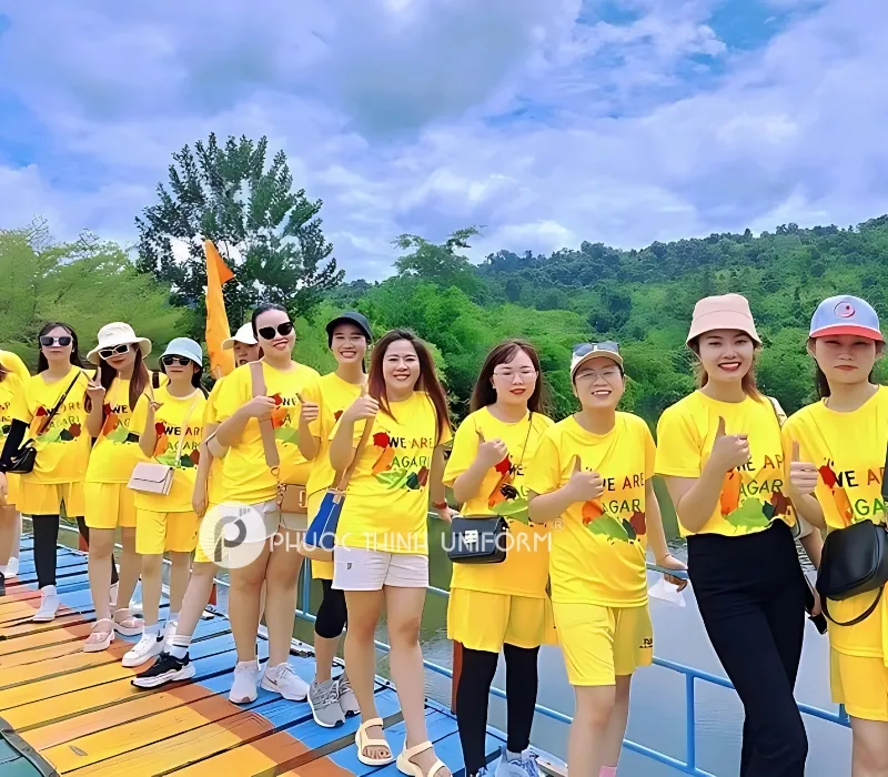 Mẫu đồng phục đi biển cho công ty màu màu vàng cùng slogan ấn tượng 
