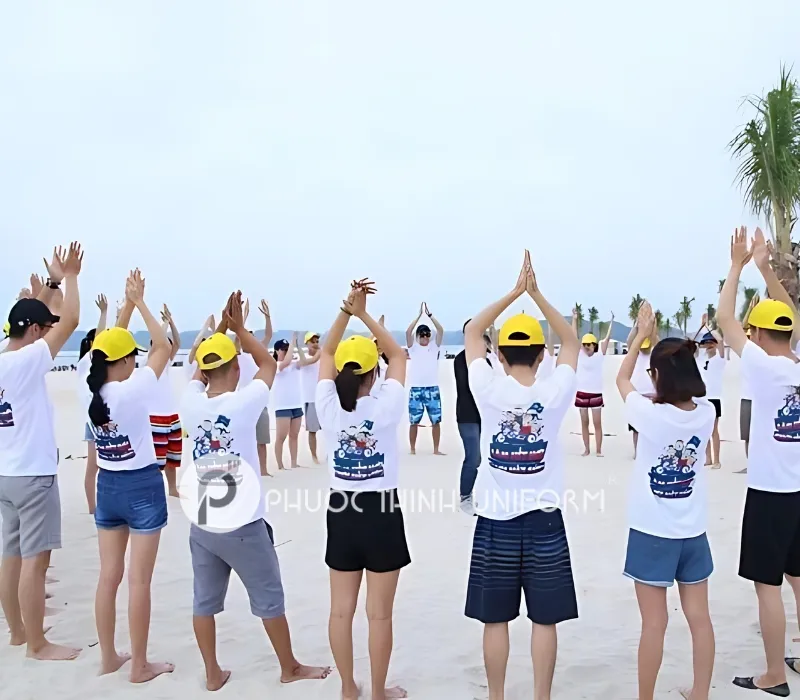 Mẫu áo team đi biển cho công ty màu trắng cùng họa tiết ấn tượng 
